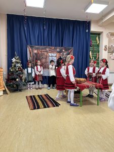 Коледа е...