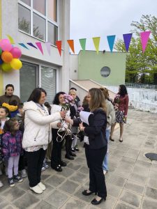 С усмивки изпратихме четвъртите групи
