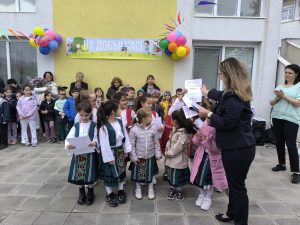 С усмивки изпратихме четвъртите групи